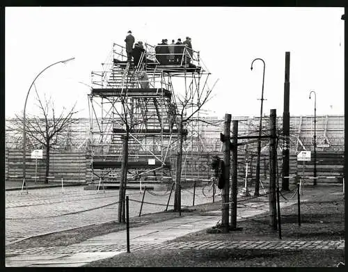 Fotografie unbekannter Fotograf, Ansicht Berlin, Bernauer Strasse, Aussichtsstand an der Berliner Mauer / Zonengrenze