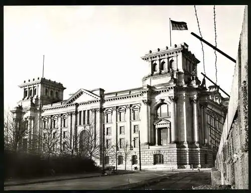 Fotografie unbekannter Fotograf, Ansicht Berlin, Reichstag & Berliner Mauer / Zonengrenze