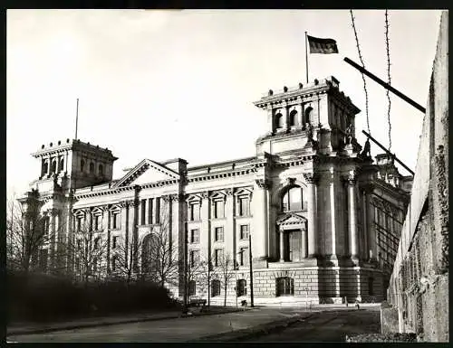 Fotografie unbekannter Fotograf, Ansicht Berlin, Reichstag & Berliner Mauer / Zonengrenze, Innerdeutsche Grenze