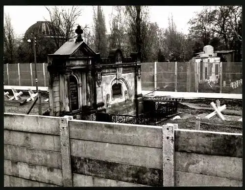 Fotografie unbekannter Fotograf, Ansicht Berlin, Liesenstr., Berliner Mauer / Zonengrenze Friedhof St. Hedwigs-Gemeinde