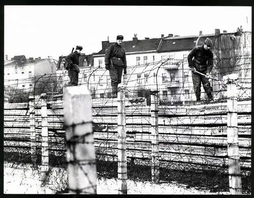 Fotografie unbekannter Fotograf, Ansicht Berlin, S-Bahnhof Wilhelmsruh, Bau der Berliner Mauer / Zonengrenze