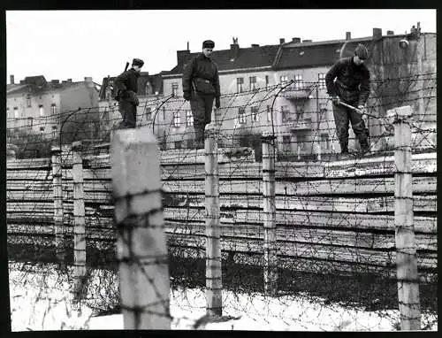 Fotografie unbekannter Fotograf, Ansicht Berlin, S-Bahnhof Wilhelmsruh, Bau der Berliner Mauer / Zonengrenze