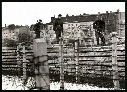 Fotografie unbekannter Fotograf, Ansicht Berlin, S-Bahnhof Wilhelmsruh, Bau der Berliner Mauer / Zonengrenze