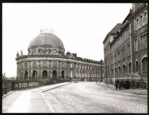 Fotografie unbekannter Fotograf, Ansicht Berlin-Mitte, Kupfergraben mit Kaserne der Volkspolizei & Bodemuseum
