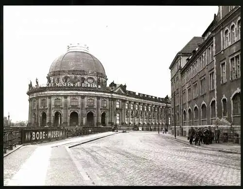 Fotografie unbekannter Fotograf, Ansicht Berlin-Mitte, Kupfergraben mit Kaserne der Volkspolizei und Bodemuseum
