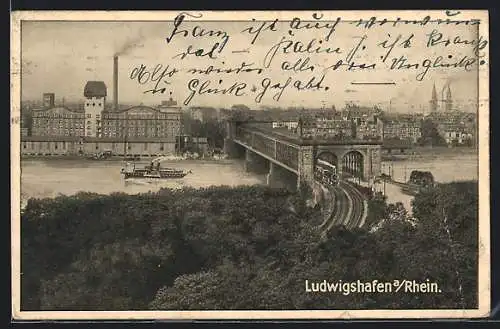 AK Ludwigshafen / Rhein, Rheinbrücke mit Zug und Dampfer auf dem Rhein