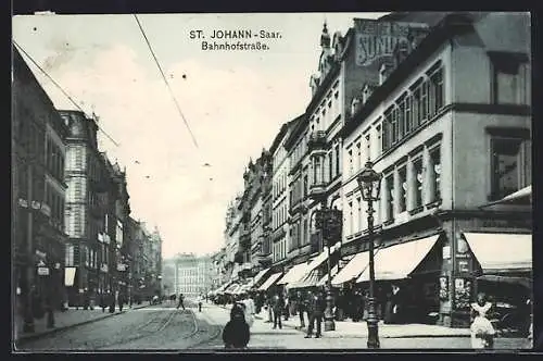 AK St. Johann /Saar, Bahnhofstrasse mit Geschäften