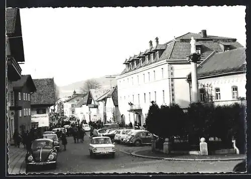 Foto-AK Lam, Strassenpartie mit Gasthaus und Denkmal 1966