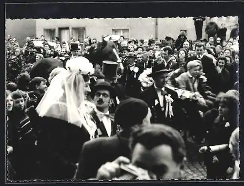 Foto-AK Lam, Kostümierte auf der Strasse an Fasching 1966