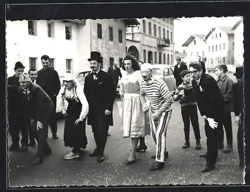 Foto-AK Lam, Kostümierte auf der Strasse an Fasching 1966