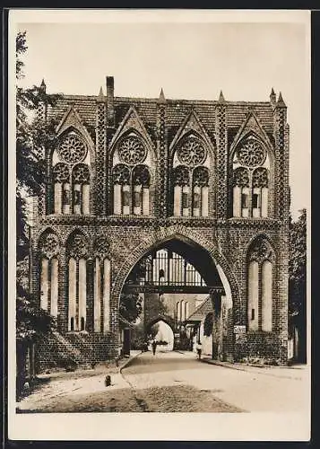Foto-AK Deutscher Kunstverlag, Nr. 2: Neubrandenburg, Stargarder Tor, Feldseite 15. Jahrhundert