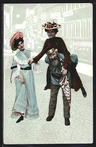 AK Page trägt vornehme Dame über eine Ladenstrasse