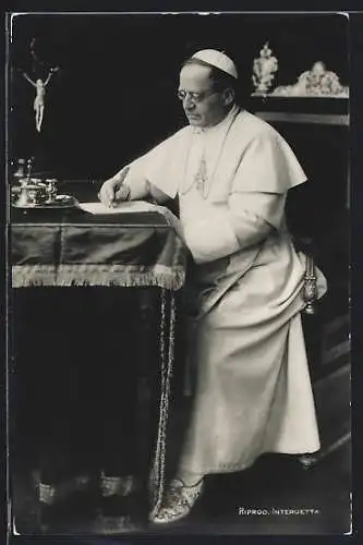 AK Papst Pius XI. sitzt am Schreibtisch