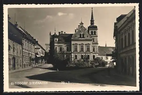 AK Gleisdorf, Strassenpartie mit Rathaus und Apotheke