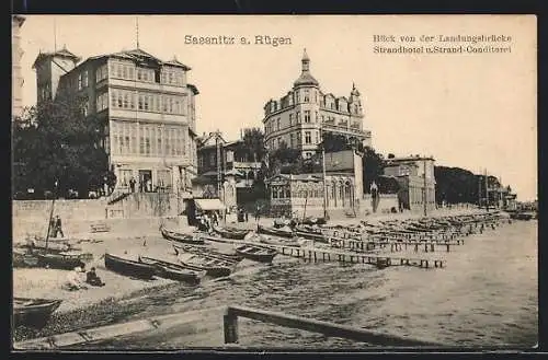AK Sassnitz a. Rügen, Blick von der Landungsbrücke auf Strandhotel und Strand-Conditorei