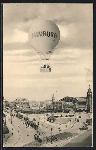 AK Hamburg-St.Georg, Ballon fliegt über Strassenbahnen und Bahnhof hinweg