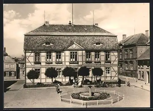 AK Malchow /Meckl., Rathaus mit Brunnen