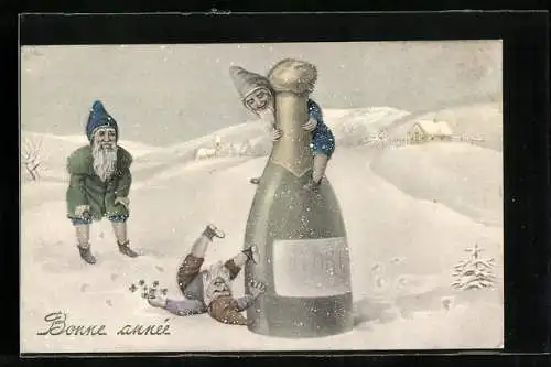 AK Drei Zwerge feiern Neujahr mit riesiger Sektflasche im Schnee