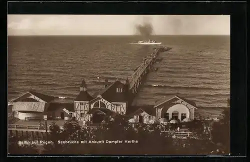 AK Sellin auf Rügen, Seebrücke mit Ankunft des Dampfers Hertha