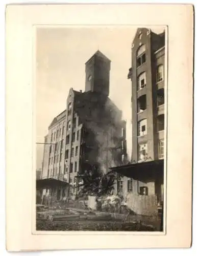 Fotografie Wilhelm Kölsch, Mainz, Feuerwehrleute bei der Brandbekämpfung an einem eingestürzten Gebäudeteil