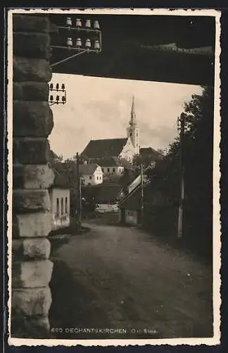 AK Dechantskirchen, Strassenpartie mit Blick zur Kirche