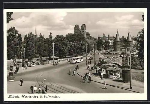 AK Lübeck, Blick auf Holstentor u. St. Marien, Bus