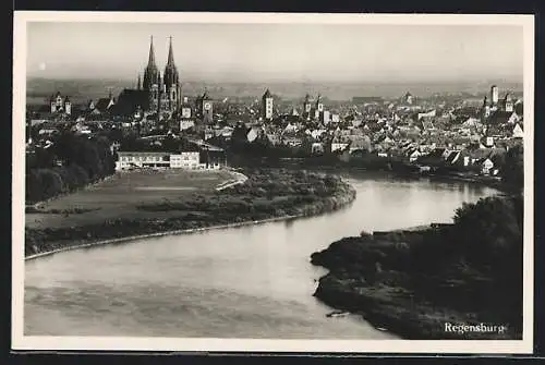 AK Regensburg, Blick über die Donau zur Stadt hin mit dem Dom St. Peter