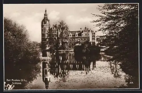 AK Bad Muskau, Blick übers Wasser aufs Schloss