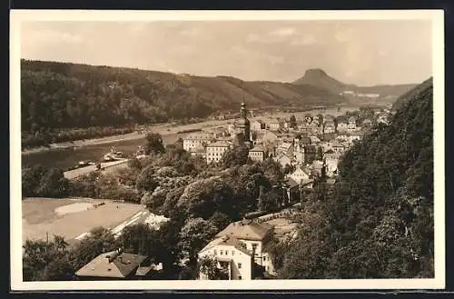 AK Bad Schandau /Sächs. Schweiz, Ortsansicht mit Fluss u. Berg