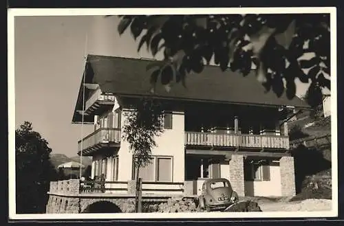 AK Öblarn /Ennstal, Auto vor einem Ferienhaus