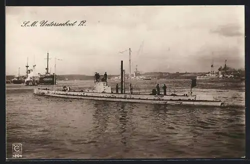 AK U-Boot U12 liegt vor einer Küste vor Anker