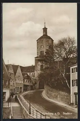 AK Günzburg a. D., Ortsansicht mit Blick auf das Stadttor