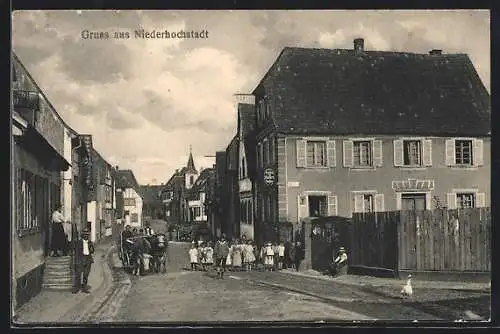 AK Niederhochstadt, Strassenpartie mit Leuten vor einem Cafe