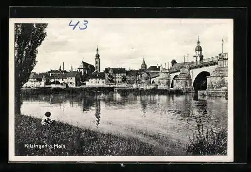 AK Kitzingen am Main, Kind auf der Wiese am Mainufer, Blick zur Stadt