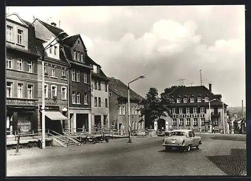 AK Eisenberg / Thür., Ernst-Thälmann-Platz mit Kreissparkasse, GAZ M-21 Wolga