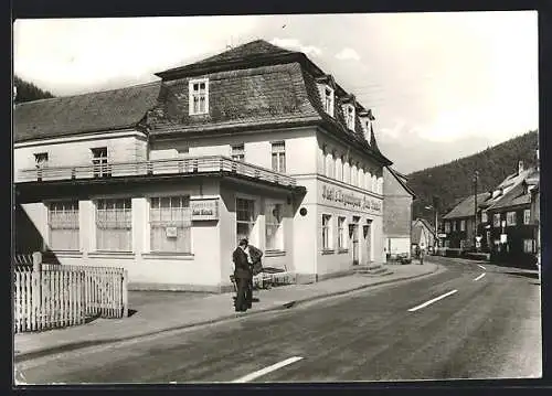 AK Unterweissbach /Th., Gast- u. Logierhaus zum Hirsch mit Strasse