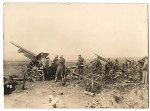 Fotografie 1.WK, Deutsche Artillerie-Batterie, Artilleristen mit Feldgeschützen in Feuerstellung an der Front