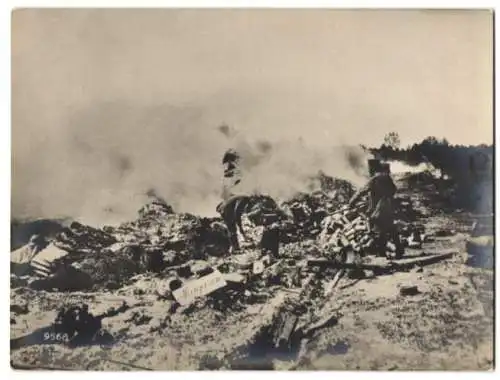 Fotografie 1.WK, Kriegszerstörung, Soldaten durchsuchen Überreste einer zerschossenen Feuerstellung