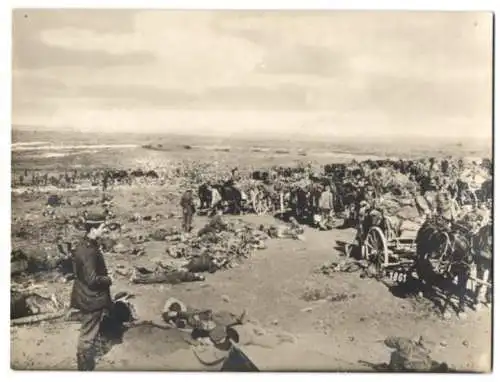 Fotografie 1.WK, Soldaten rasten in einem improvisierten Feldlager nahe der Front