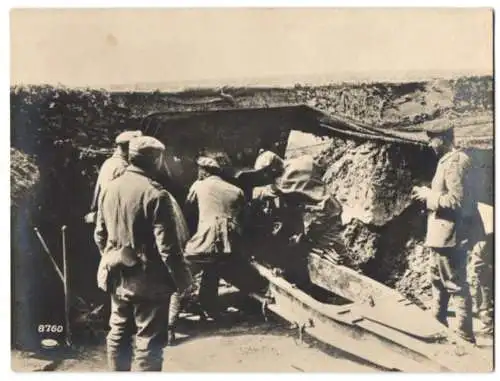 Fotografie 1.WK, Artillerie-Geschütz feuert aus getarnter Stellung auf den Feind