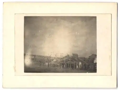 Fotografie unbekannter Fotograf, Ansicht Oppau, Feuerwehr-Einsatz nach Explosion im Stickstoff-Werk 1921