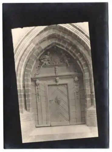 Fotografie W. Apel, Berlin, Ansicht Königsberg / Neumark, Portal mit Relief Wappen von Mädchen flankiert