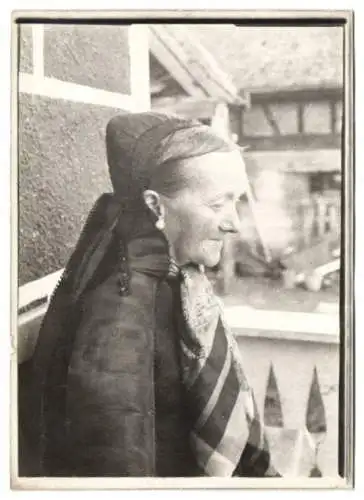Fotografie W. Apel, Berlin, Ansicht Ilshofen-Leofels, betagte Dame in Tracht