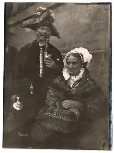 Fotografie W. Apel, Berlin, Ansicht Nürnberg-Kraftshof, Herr & Dame in Tracht