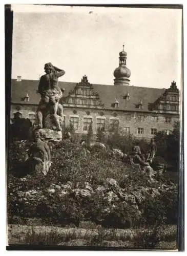 Fotografie W. Apel, Berlin, Ansicht Weikersheim, Brunnen mit Blick zum Schloss