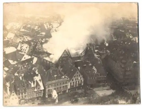 Fotografie unbekannter Fotograf, Ansicht Ulm / Donau, Feuerwehr-Einsatz beim Brand Neuer Bau 1924