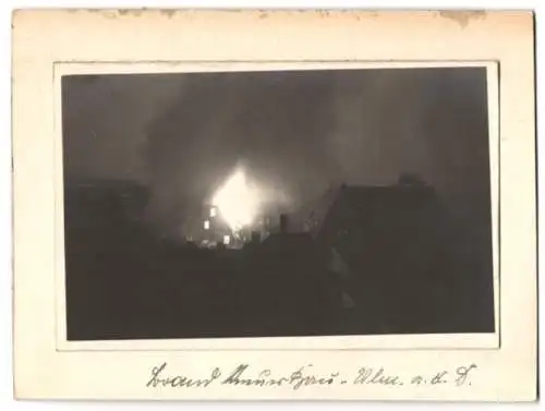 Fotografie unbekannter Fotograf, Ansicht Ulm / Donau, Feuerschein der Brandkatastrophe Neuer Bau 1924, Feuerwehr-Einsatz