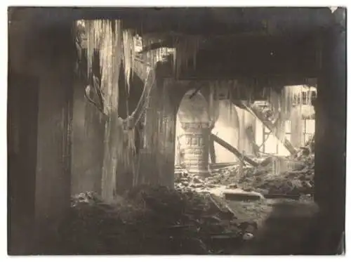 Fotografie unbekannter Fotograf, Ansicht Ulm / Donau, Neuer Bau, gefrorenes Löschwasser der Feuerwehr nach Brand 1924