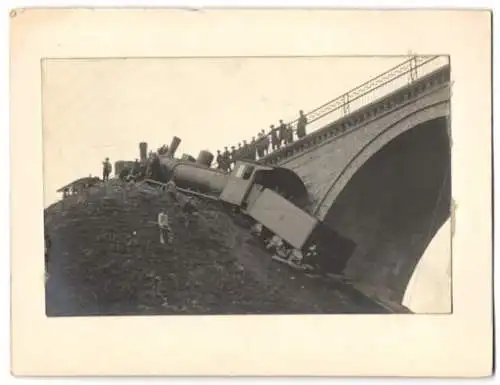 Fotografie Deutsche Reichsbahn, Eisenbahn-Katastrophe, entgleiste Lokomotive droht einen Hang hinunter zu stürzen