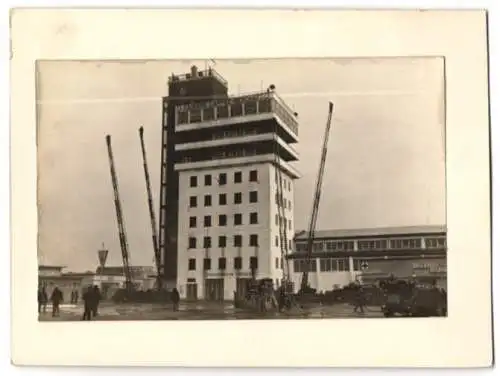 Fotografie Düsseldorf, Ausstellung Gesolei 1926, Feuerwehr-Löschzug bei einer Demonstration mit Drehleitern